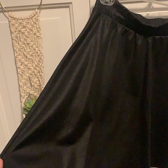 Black flowy skirt - Picture 3 of 3